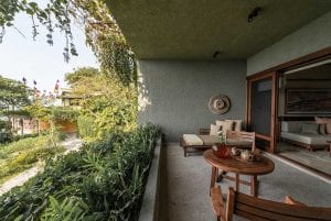 ห้องซูพีเรียสวีทพร้อมระเบียงที่กมลายาสุขภาพรีสอร์ท